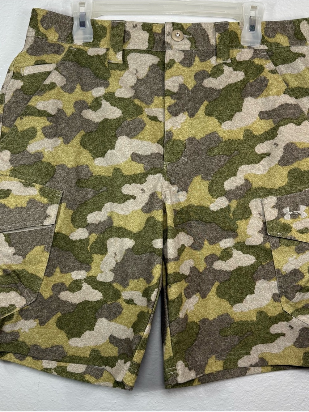 Under Armour Men Loose Camo Cargo Shorts Size 34 HeatGear Outdoor Hiking